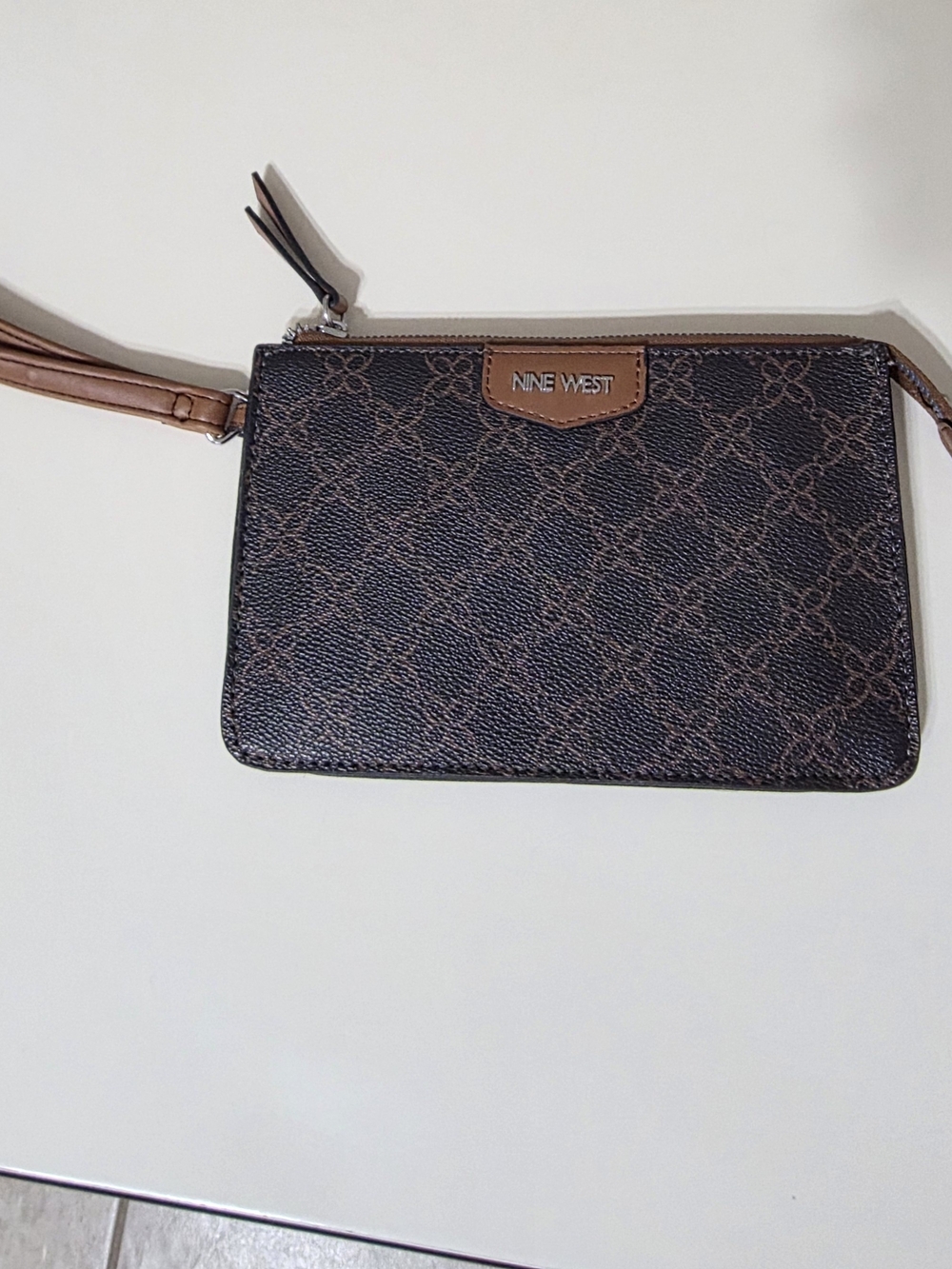 Nine West- Womens Brown/Black Wristlet Pouch w/Credit Card Slots.